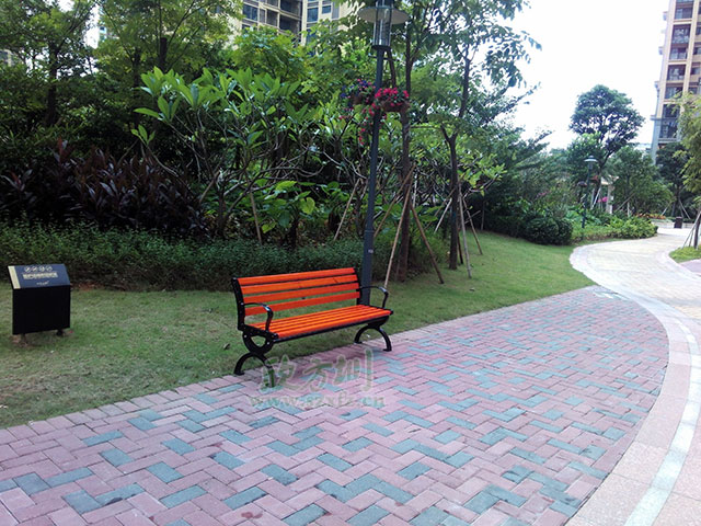  欣方圳垃圾桶廠家這里有您所需的各類垃圾桶產品和園林椅休閑椅，您只需要關注一下您身邊的市場或者來欣方圳官網瞧一瞧。您可以在欣方圳官網的案例里面，看到全國各地區的用戶案例及各種類型的用戶選擇。這不，深圳觀瀾的一位客戶又一次來我司欣方圳科技有限公司購買了一批鑄鐵有靠背園林椅。       欣方圳的這批P27鑄鐵有靠背園林椅椅腳模具使用電腦雕刻，比一般廠家人工模具鑄鐵椅腳表面更光滑平整。耐壓性極強，同時具備很強的耐熱、耐磨、耐蝕、耐低溫的特性，鑄鐵有靠背園林椅，生產周期較短，給人以粗獷、莊重、穩重的感覺，是戶外市政公共設施必選產品。    而且為了防止椅條在受力情況下往下變形，我們欣方圳的每一款休閑椅都在在椅條的下面加了兩條L30*3的熱鍍鋅角鋼加強支撐，加強椅條的支撐能力，有效的將承載力傳遞到椅腿上，防止椅條變形，加強休閑椅的抗沖擊能力，提高鑄鐵有靠背園林椅的壽命。