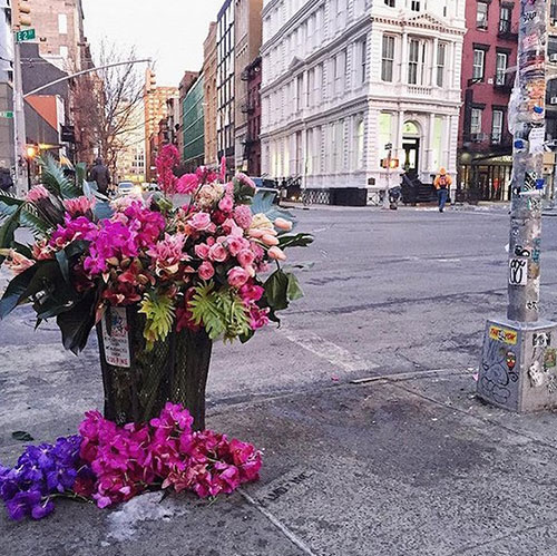 用鮮花，他把紐約的垃圾桶都變成了花瓶